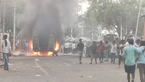 Chilli-prices-fall-Farmers-set-vehicles-on-fire-protest-Stones-Pelted-in-Byadagi-Haveri-Market-1