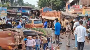 ಮಾರುಕಟ್ಟೆಯಲ್ಲಿಯೇ ಲಾರಿ ಬ್ರೇಕ್ ಫೇಲ್; ಮುಂದೇನಾಯ್ತು? mangalore-serial-accident-as-lorry-brake-failure-the-people-in-the-car-are-just-misses