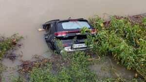 ಕೆರೆಗೆ ಉರುಳಿ ಬಿದ್ದ ಕಾರು; ಓರ್ವ ಬಲಿ car-falls-into-the-lake-1-died-driver-escaped-in-Chikkamagaluru