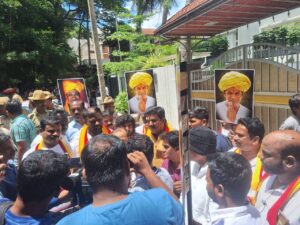 ನಟ ಶಿವರಾಜ್ ಕುಮಾರ್ ಬಗ್ಗೆ ವ್ಯಂಗ್ಯವಾಡಿದ ಕುಮಾರ ಬಂಗಾರಪ್ಪ; ಪ್ರತಿಭಟನೆ WhatsApp Image 2024-06-08 at 3.48.58 PM (1)