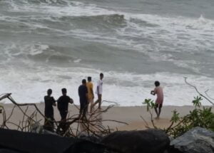 ಕಡಲ ಕೊರೆತವನ್ನೂ ಲೆಕ್ಕಿಸದೆ, ಸಮುದ್ರಕ್ಕಿಳಿದು, ಪ್ರವಾಸಿಗರ ಹುಚ್ಚಾಟ! Screenshot_20240710-011114