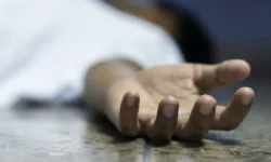 ಮರ್ಯಾದೆಗೆ ಅಂಜಿ ಕತ್ತು ಸೀಳಿ ಆತ್ಮಹತ್ಯೆ ಮಾಡಿಕೊಂಡ ವ್ಯಕ್ತಿ