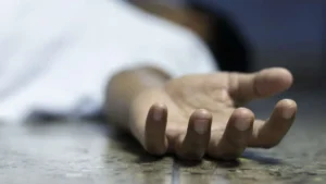 ಮರ್ಯಾದೆಗೆ ಅಂಜಿ ಕತ್ತು ಸೀಳಿ ಆತ್ಮಹತ್ಯೆ ಮಾಡಿಕೊಂಡ ವ್ಯಕ್ತಿ