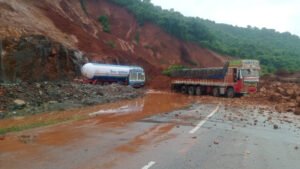 uttara-kannada-heavy-rain-Landslide-at-Shirur-leaves-7-buried-rescue-underway-1