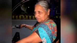 woman-driving-e-rickshaw-in-night-for-money-video-viral-on-social-media