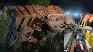in-kalaburagi-a-lorry-loaded-with-stone-persies-overturned-13-people-injured