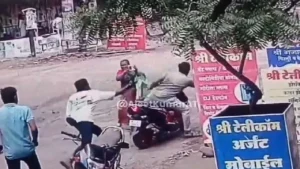 ಮಗನ ಹತ್ಯೆಗೆ ಯತ್ನಿಸಿದ ದುಷ್ಕರ್ಮಿಗಳು; ಪ್ರಾಣ ಉಳಿಸಿದ ತಾಯಿ woman-saves-sons-life-chases-away-3-men-who-attacked-him-video-viral-on-social-media