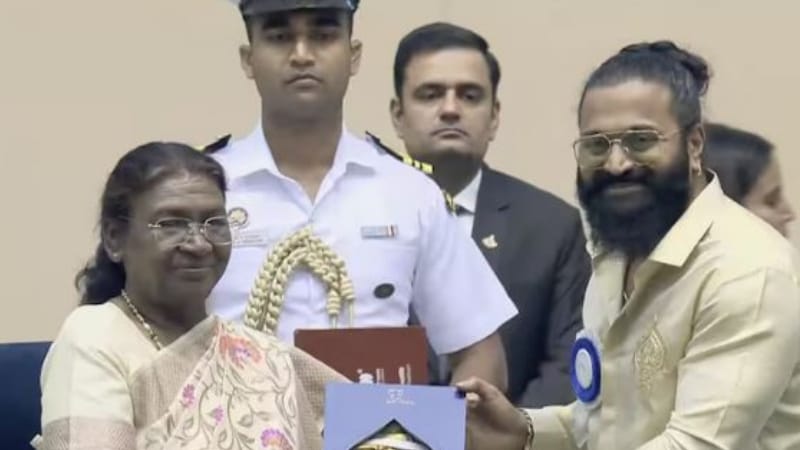 ಕನ್ನಡಿಗರಿಗೆ ಪ್ರಶಸ್ತಿ ಅರ್ಪಿಸಿದ ನಟ ರಿಷಬ್ ಶೆಟ್ಟಿ!