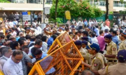 ರತನ್ ಟಾಟಾ ಅಂತಿಮ ನಮನಕ್ಕೆ ಹರಿದು ಬಂದ ಜನಸಾಗರ; ಲಾಠಿ ಚಾರ್ಜ್!