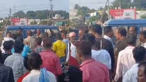 ಬೈಕ್ ವ್ಹೀಲಿಂಗ್ ತಡೆದಿದ್ದಕ್ಕೆ ಕಾನ್ಸ್ ಟೇಬಲ್ ಮೇಲೆ ಹಲ್ಲೆ! ಬೈಕ್ ವ್ಹೀಲಿಂಗ್ ತಡೆದಿದ್ದಕ್ಕೆ ಕಾನ್ಸ್ ಟೇಬಲ್ ಮೇಲೆ ಹಲ್ಲೆ!