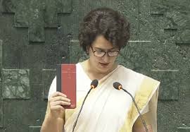 ಕೇರಳದ ಸೀರೆಯುಟ್ಟು, ಸಂವಿಧಾನ ಹಿಡಿದು ಪ್ರಮಾಣ ವಚನ ಸ್ವೀಕರಿಸಿದ ಪ್ರಿಯಾಂಕಾ ಗಾಂಧಿ images