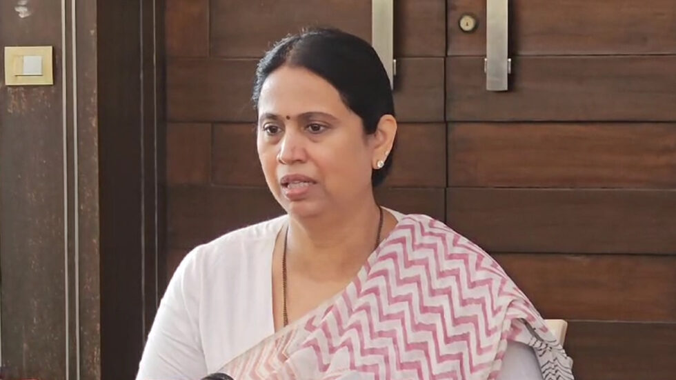 ಅಶ್ಲೀಲ ಪದ ಬಳಕೆ; ಕಣ್ಣೀರು ಸುರಿಸಿದ ಲಕ್ಷ್ಮೀ ಹೆಬ್ಬಾಳ್ಕರ್