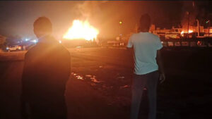 ಗ್ಯಾಸ್ ಸಿಲಿಂಡರ್ ಸಾಗಿಸುತ್ತಿದ್ದ ಲಾರಿಗೆ ಮತ್ತೊಂದು ಲಾರಿ ಡಿಕ್ಕಿ; ಇಬ್ಬರ ಸ್ಥಿತಿ ಗಂಭೀರ