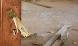 ಒಂದೇ ರಾತ್ರಿ ಊರನ್ನೇ ಗುಡಿಸಿ ಗುಂಡಾಂತರ ಮಾಡಿದ ಖದೀಮರು; ಬೆಚ್ಚಿ ಬಿದ್ದ ಜನ