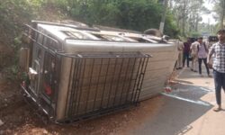 ಶಾಲಾ ಮಕ್ಕಳಿದ್ದ ವ್ಯಾನ್ ಪಲ್ಟಿ; ಐವರು ವಿದ್ಯಾರ್ಥಿಗಳು ಗಂಭೀರ