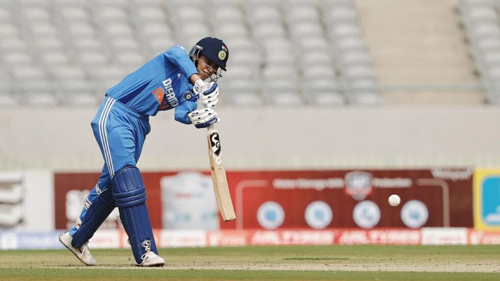 ಬೃಹತ್ ಮೊತ್ತ ದಾಖಲಿಸಿದ ಸಿಂಹಿಣಿಯರು!!