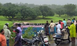 ಹಳ್ಳಕ್ಕೆ ಬಿದ್ದ ಬಸ್: 42 ಜನ ಭಕ್ತಾದಿಗಳು ಗಾಯ