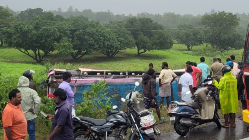 ಹಳ್ಳಕ್ಕೆ ಬಿದ್ದ ಬಸ್: 42 ಜನ ಭಕ್ತಾದಿಗಳು ಗಾಯ