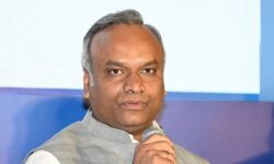 ಬಟ್ಟೆ ಹರಿದುಕೊಂಡ್ರೂ ರಾಜೀನಾಮೆ ಕೊಡಲ್ಲ!!