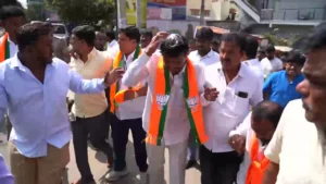 ಶಾಸಕ ಮುನಿರತ್ನ ತಲೆಗೆ ಮೊಟ್ಟೆ ಎಸೆತ