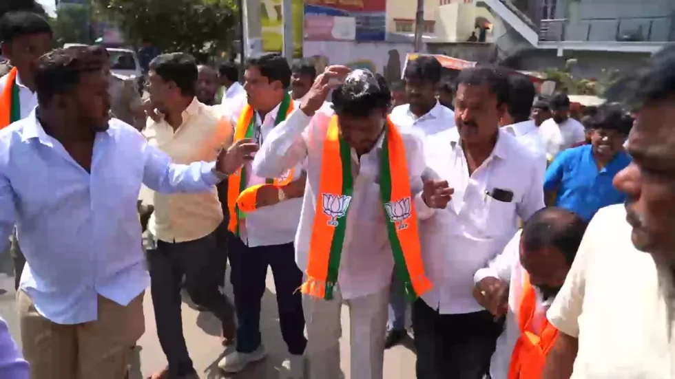 ಶಾಸಕ ಮುನಿರತ್ನ ತಲೆಗೆ ಮೊಟ್ಟೆ ಎಸೆತ