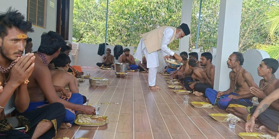 ಮುಸ್ಲಿಮರ ಮನೆಯಲ್ಲಿ ಅಯ್ಯಪ್ಪ ಸ್ವಾಮಿ ಭಕ್ತರಿಗೆ ಸೇವೆ!